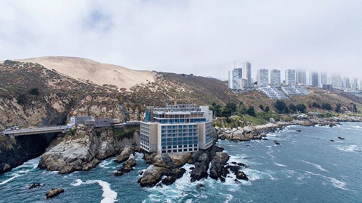 La Seremi del Ministerio de Vivienda y Urbanismo (Minvu) de Valparaíso ordenó la demolición del Hotel Punta Piqueros en Concón, puesto que el inmueble turístico se encuentra sobre roqueríos y no se ajusta al plan regulador comunal ni cuenta con permisos municipales de la Región de Valparaíso.
Esto, luego del último fallo de la Corte Suprema, correspondiente al 30 de mayo de 2022- donde se instruyó un nuevo pronunciamiento sobre la petición de demolición, solicitada por la Corporación de Defensa de Patrimonio Histórico de Valparaíso.