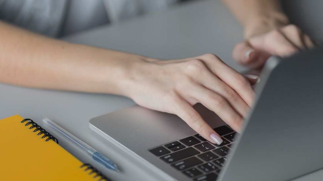 Cerrar las manos escribiendo en el teclado