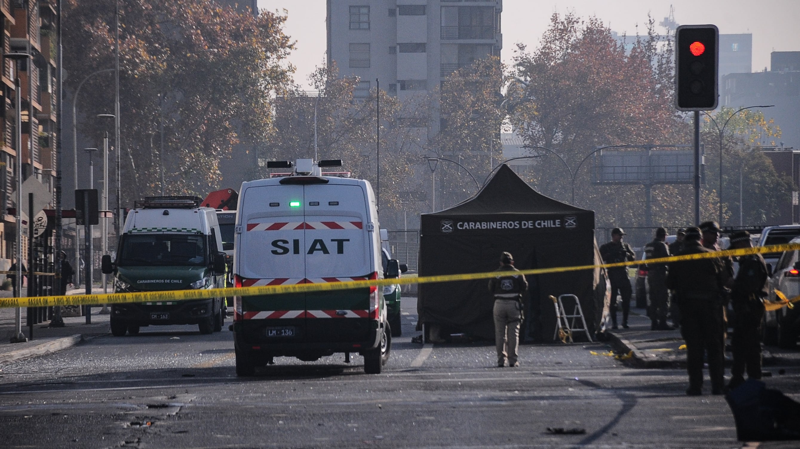 Fatal accidente en el centro de Santiago tras persecución policial | 06 DE JUNIO DEL 2025 / SANTIAGO
Un fatal accidente dejó dos muertos tras una persecución policial iniciada en Barrio Yungay y culminada en Alameda con Manuel Rodríguez, en pleno centro de Santiago. El choque involucró a un vehículo sospechoso que era seguido por Carabineros y terminó colisionando a alta velocidad. Los dos ocupantes del auto fueron detenidos.
FOTO: VICTOR HUENANTE / AGENCIAUNO