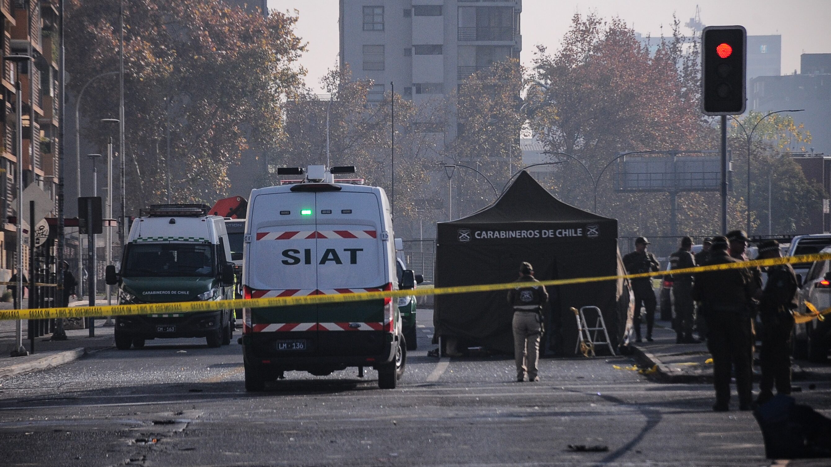 Fatal accidente en el centro de Santiago tras persecución policial | 06 DE JUNIO DEL 2025 / SANTIAGO
Un fatal accidente dejó dos muertos tras una persecución policial iniciada en Barrio Yungay y culminada en Alameda con Manuel Rodríguez, en pleno centro de Santiago. El choque involucró a un vehículo sospechoso que era seguido por Carabineros y terminó colisionando a alta velocidad. Los dos ocupantes del auto fueron detenidos.
FOTO: VICTOR HUENANTE / AGENCIAUNO
