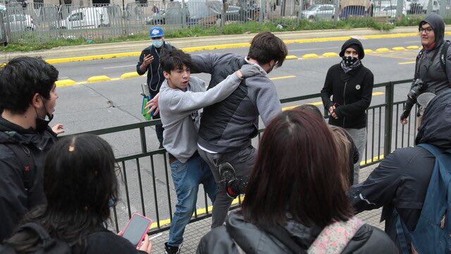 Golpean a hermano del Presidente, Simón Boric, en medio de manifestaciones en la Alameda