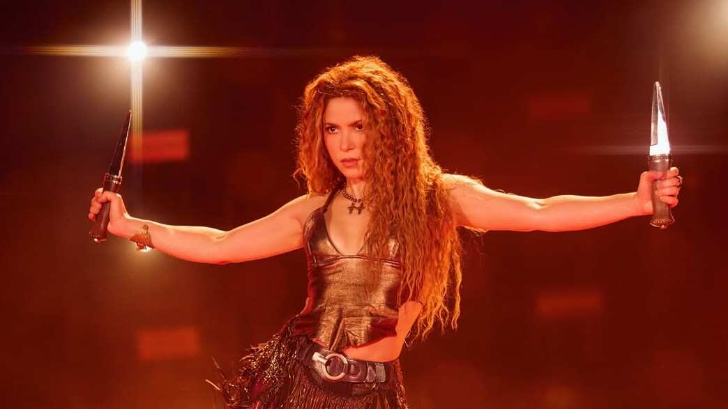 Los brazaletes de Shakira, en uno de los cambios que hace en su concierto, han llamado la atención y ahora ha descifrado el significado que tienen.