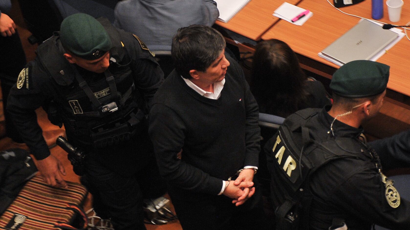 Manuel Monsalve es trasladado desde la audiencia al recinto penitenciario. / AGENCIAUNO