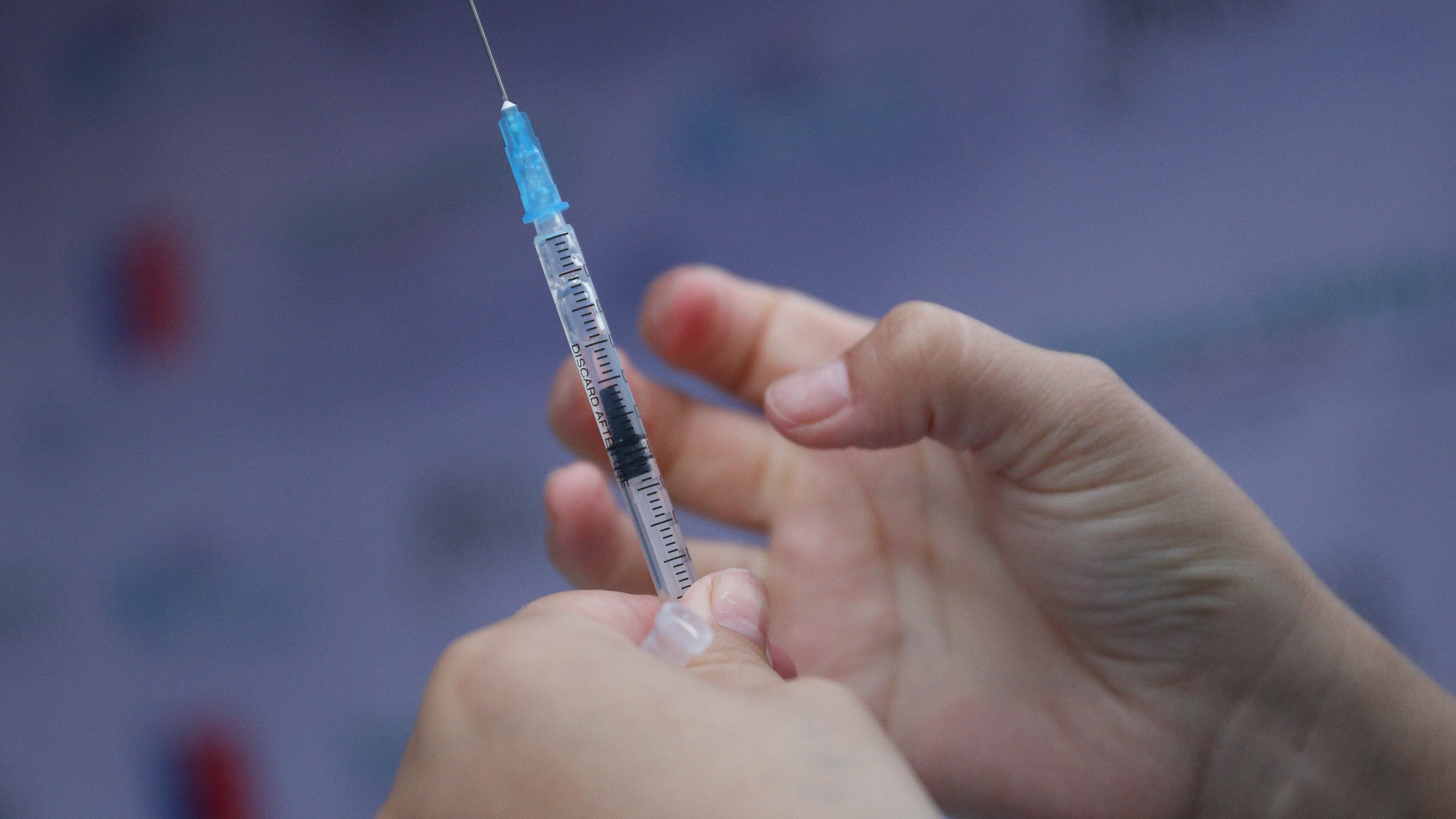 Ministros encabezan campaña de Vacunación Bivalente | 20 de ENERO de 2022/SANTIAGO
El ministro de Transportes y Telecomunicaciones, Juan Carlos Muñoz, junto con la ministra de Salud, Ximena Aguilera, la directora de Transporte Público Metropolitano, Paola Tapia, y el seremi de Salud RM, Gonzalo Soto, encabezan operativo de vacunación a trabajadores del transporte, en el marco de la estrategia de vacunación COVID-19 bivalente.
FOTO: DIEGO MARTIN/AGENCIAUNO