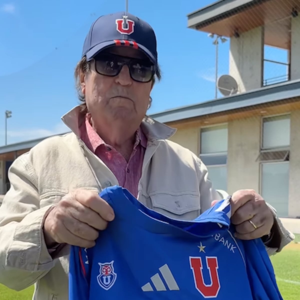 Dyango visita el CDA y recibe camiseta personalizada de la U. de Chile Dyango visita el CDA y recibe camiseta personalizada de la U. de Chile