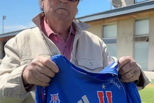 “Al león, yo lo llevo en el corazón...”: Dyango visitó el CDA y jugadores de la Universidad de Chile le regalan camiseta personalizada