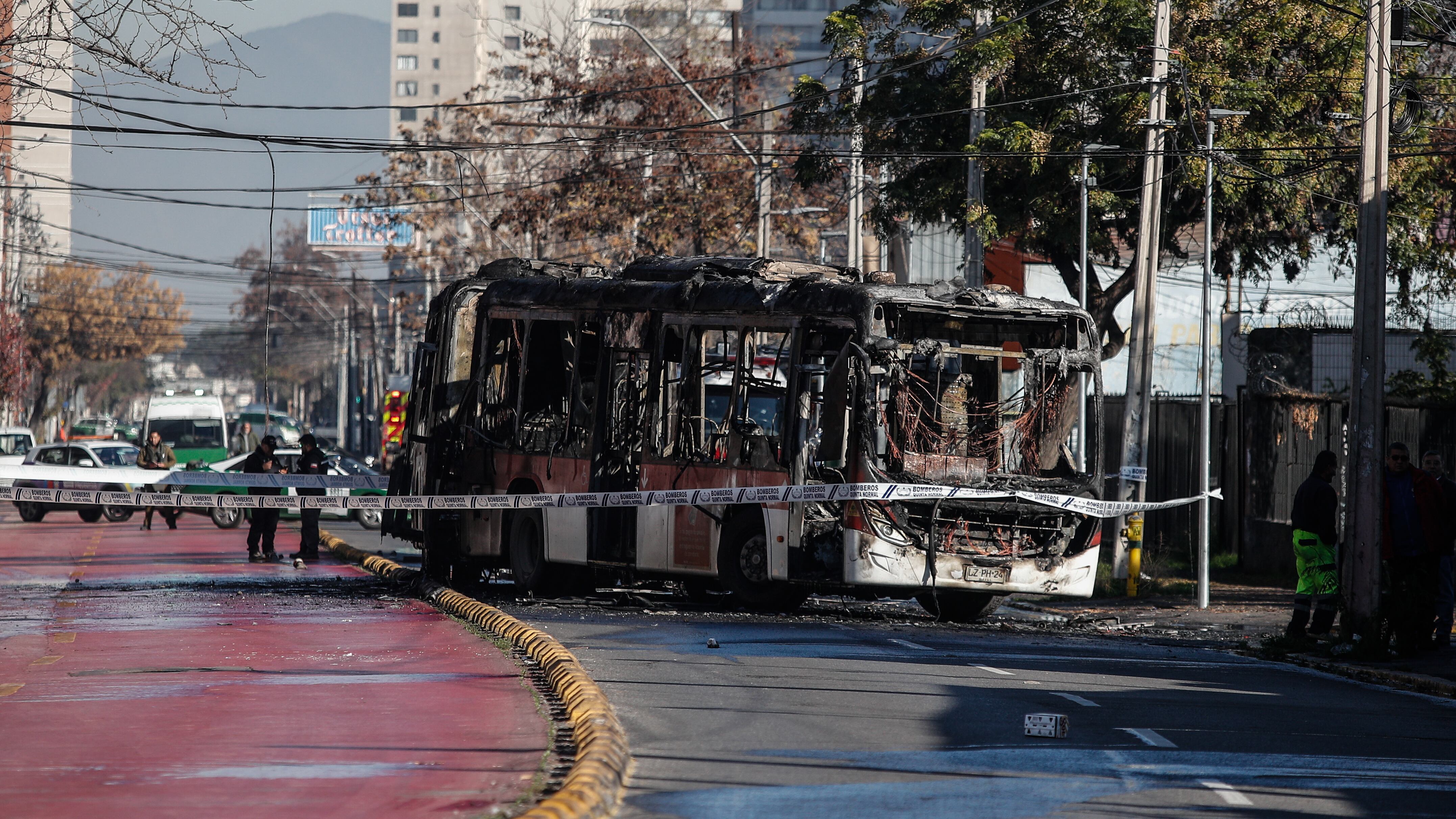 Overoles blancos quemaron bus RED en las afueras del INBA