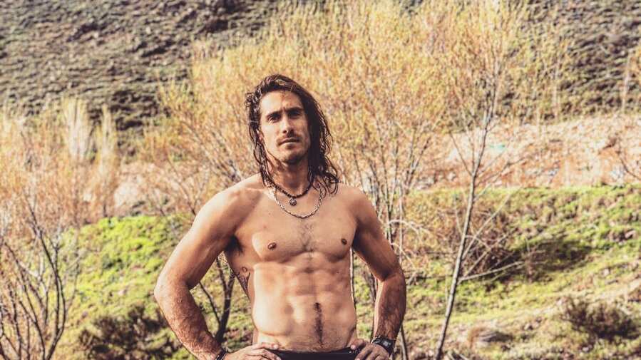 “Soy Pedro Astorga, tengo 36 años”. De esa forma el primo de Pangal Andrade, el finalista de ¿Ganar o servir? se presentó como la nueva contratación del reality de CHV, Gran Hermano. Fue en el matinal Contigo en la mañana donde confirmaron a algunos de los jugadores, siendo el deportista del Cajón del Maipo uno de los elegidos.
“Pienso que el presente es algo muy importante y hay que vivirlo a concho. Mi vida amorosa siempre ha sido un poco complicada para mí. Me gusta mi soledad”, adelantó en la presentación.
Pedro Astorga es hijo del documentalista Ricardo Astorga y junto a sus primos formaron el equipo de rafting Cascada. Su madre Inés Leiva falleció en octubre de 2013 producto de la enfermedad esclerosis lateral amiotrófica (ELA).
Competidor de tomo y lomo, fue el flamante ganador de los realities Pareja Perfecta y Amor a Prueba. En esta oportunidad, además de demostrar sus condiciones físicas, también deberá sacar a relucir sus habilidades blandas para compartir con los otros 18 participantes y ganarse el cariño del público, quienes eligen a los jugadores que se quedan en la casona de Argentina, por votación popular.