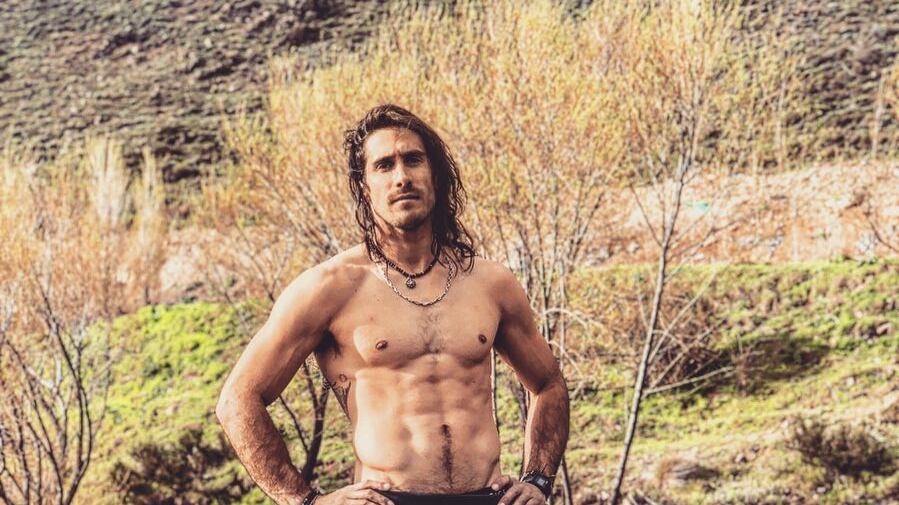 “Soy Pedro Astorga, tengo 36 años”. De esa forma el primo de Pangal Andrade, el finalista de ¿Ganar o servir? se presentó como la nueva contratación del reality de CHV, Gran Hermano. Fue en el matinal Contigo en la mañana donde confirmaron a algunos de los jugadores, siendo el deportista del Cajón del Maipo uno de los elegidos.
“Pienso que el presente es algo muy importante y hay que vivirlo a concho. Mi vida amorosa siempre ha sido un poco complicada para mí. Me gusta mi soledad”, adelantó en la presentación.
Pedro Astorga es hijo del documentalista Ricardo Astorga y junto a sus primos formaron el equipo de rafting Cascada. Su madre Inés Leiva falleció en octubre de 2013 producto de la enfermedad esclerosis lateral amiotrófica (ELA).
Competidor de tomo y lomo, fue el flamante ganador de los realities Pareja Perfecta y Amor a Prueba. En esta oportunidad, además de demostrar sus condiciones físicas, también deberá sacar a relucir sus habilidades blandas para compartir con los otros 18 participantes y ganarse el cariño del público, quienes eligen a los jugadores que se quedan en la casona de Argentina, por votación popular.