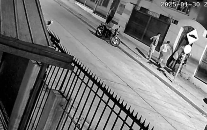Un trágico final tuvo un delincuente que ingresó a robar el día jueves al colegio de La Serena, Las Compañías y fue mordido por dos perros rottweiler que se encontraban en su interior. El hombre fue trasladado a un centro de urgencias donde se reportó su muerte el sábado. 
Según mostraron las cámaras de seguridad del recinto ubicado en la calle Carlos Condell, un joven pasó por afuera del colegio y se subió a la pandereta al escuchar los desgarradores gritos de auxilio. Ahí, intentó prestar ayuda, pero sin mayor éxito. 
Posteriormente, se suman más personas quienes lanzan piedras hacia el interior, pero no logran detener a los feroces perros guardianes. 
Finalmente, logran derribar la puerta de acceso, pero los perros no les permiten el ingreso y continúan ladrando. Del hombre herido, en tanto, se dejan de escuchar sus gritos, según reportó el medio El Día tras ver los videos.
El hombre de 41 años tenía antecedentes penales por robos y hurtos, siendo en diciembre la última detención. Residentes del lugar, señalaron al citado medio que el sujeto era proveniente del sector Los Arcos de Pinamar.