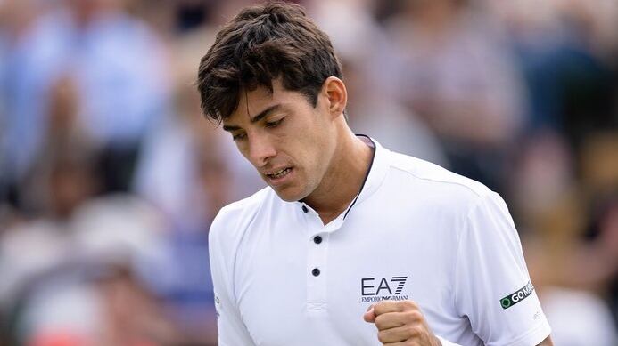 El tenista chileno avanzó a la segunda ronda del primer Grand Slam y con ello, se aseguró al menos un monto superior a los 180 millones de pesos en premios.