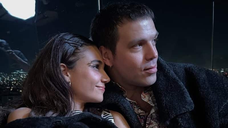 El exmarido de Denise Rosenthal, Camilo Zicavo, y la hija de los actores Rodrigo Muñoz y Claudia Pérez, Daniela Pérez, ya no esconden su amor.
Durante un evento previo a Lolapallooza, la pareja se mostró feliz y radiante, posando para los flashes de las cámaras. 
Incluso, compartieron con integrantes del medio Prensa Chilena, a quienes entregaron sus primeras palabras respecto a la relación.