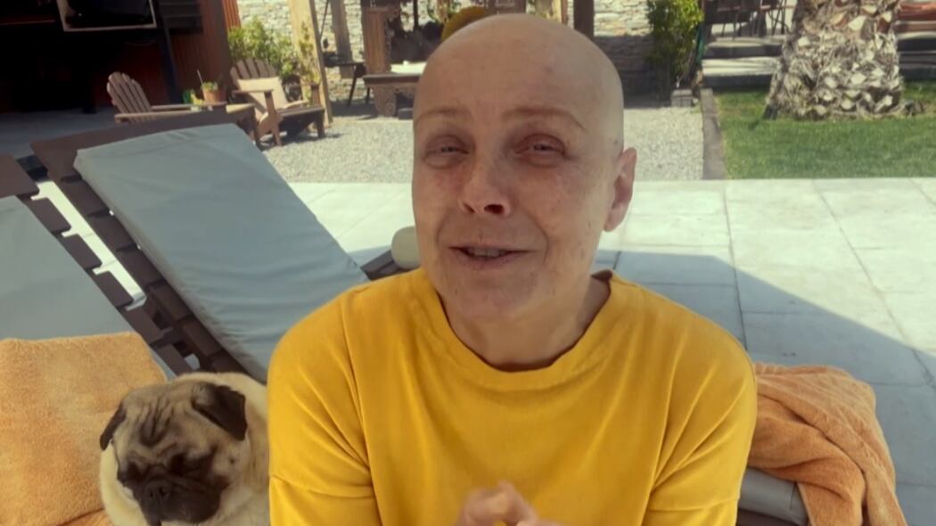 En el segundo capítulo del documental “Brava” se vio la buena noticia que recibió Claudia Conserva respecto a su lucha contra el cáncer de mama, mostrando que el prácticamente había desaparecido.
Fue durante el primer episodio que la animadora había adelantando que tenía que someterse a una examen, el cual le mostraría el estado de su brava enfermedad, dando cuenta de si su lucha personal, con ayuda de su familia y médicos estaba ayudando a ganar la batalla o seguía en guerra contra el cáncer.
Esto, porque el oncólogo le había sincerado que existían probabilidades que las quimioterapias no dieran resultados.
En el nuevo capítulo, Claudia Conserva se sometió al examen de carácter genético y para la alegría de ella, su marido Juan Carlos Valdivia e hijos, el quiste era prácticamente historia y ni siquiera los médicos alcanzaban a medirlo, como sí pudieron hacerlo al comienzo, cuando fue detectado a tiempo debido a los controles preventivos que la conductora de Milf se realizaba de manera constante.
Además, los resultados de las pruebas de sangre arrojaron resultados positivos, por lo que todo indicaba que estaba presentando una importante mejoría con el tratamiento, lo que naturalmente, elevó el estado de ánimo de Claudia.
Por otra parte, otro test que preocupaba a Conserva era el genético, el cual tenía como propósito saber si existían mayores posibilidades de volver a contraer cáncer, o si otras personas de su familia tenían el gen.
“Salió todo normal, todo negativo”, le indicó la médico, con fecha del 22 de septiembre. “O sea, no es genético”, agradeció la animadora. “Qué buena noticia”, agregó, con una sonrisa en el rostro, al saber que su cáncer tampoco sería hereditario.
“¿Qué significa?”, preguntó ansiosa.
“Primero, que tu riesgo de tener otro cáncer de mama u otra cosa es muy bajo y también a tus hijos y familia, en el fondo tampoco tendrían que hacerse un examen genético porque en el fondo no te encontramos nada a ti. Entonces, lo más probable que te pasó de mala suerte Claudia y no tiene que ver con que naciste con algo que te predispuso a esto”, le indicó la asesora genética María José Mullins.
El próximo jueves 25 de mayo TVN exhibirá el tercer y último capítulo de “Brava”.