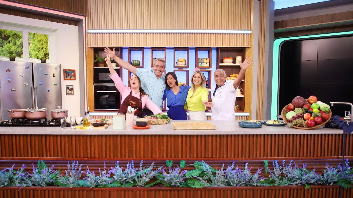 Un verdadero “súper lunes” fue el que tuvo el matinal de Canal 13, “Tu día”. Pero, no producto de los grandes tacos ni congestiones vehiculares que se esperaban por el retorno de los estudiantes a clases, sino que por los altos números que marcaron en sintonía.
A pesar de no contar con su animadora estrella Priscilla Vargas -puesto que se encuentra tratando un resfrío tras su debut como jurado del Festival de Viña del Mar 2024- su compañero José Luis Repenning y la periodista Ana María Silva lograron cautivar a los televidentes y quedarse con el rating, superando a sus competidores más cercanos “Mucho gusto” y “Contigo en la mañana”.
Según información revelada por la señal a Publimetro, entre las 07:54 horas y las 13:00 horas “el programa alcanzó un promedio on line de 6,4 puntos contra 5,6 de Chilevisión; 4,8 de Mega; y 3,1 de TVN. En tanto, el peak de fue de 9,1 unidades a las 10:30 horas”.
“Tu día” mostró un estudio renovado y destacó con temáticas variadas, desde lo que pasaba en las calles con el primer lunes de marzo, hasta una entrevista a fondo en el set con la alcaldesa de Providencia, Evelyn Matthei. Incluyendo, además, el informe meteorológico de Michelle Adam, las recetas de Cami Chef y los consejos del doctor Ugarte.
Repenning agradece a televidentes
“Es difícil expresarlo en palabras, pero estoy muy agradecido y muy contento por los resultados de hoy. La preferencia del público quiere decir que la gente nos estaba esperando y que hemos logrado convocarlos, tocando la tecla que a lo mejor la gente quería escuchar, en este caso, actualidad súper relevante y útil para las personas que están volviendo de vacaciones”, destacó el animador.