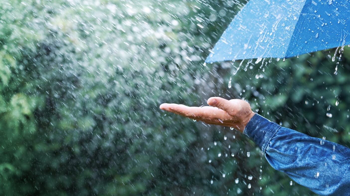 Viene mucha lluvia durante todo el fin de semana.