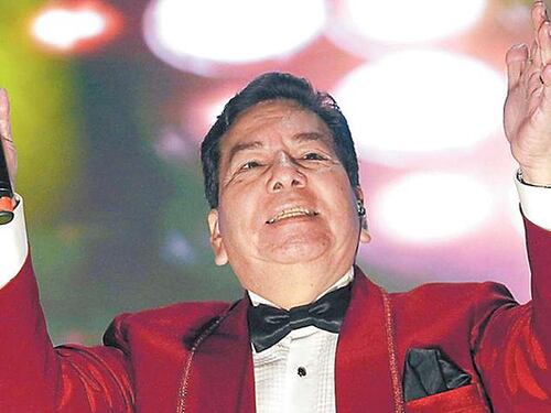 Sacerdote conmueve al interpretar “Un año más” en funeral de Tommy Rey