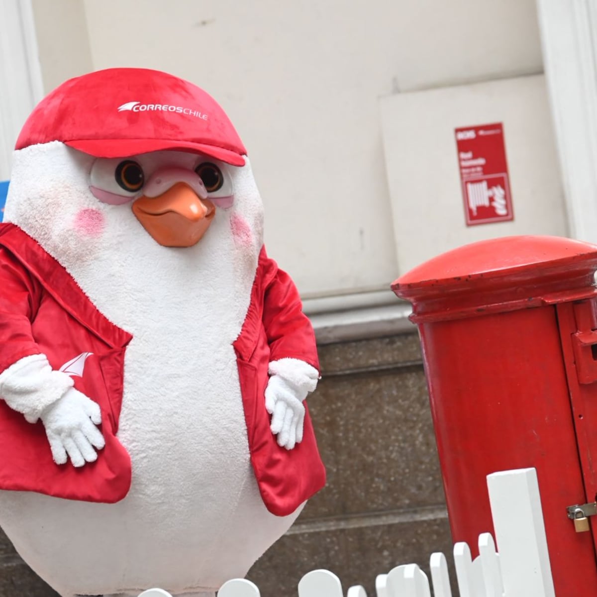 Correos de Chile lanza campaña 'Apadrina un sueño' en Navidad Correos de Chile lanza campaña 'Apadrina un sueño' en Navidad