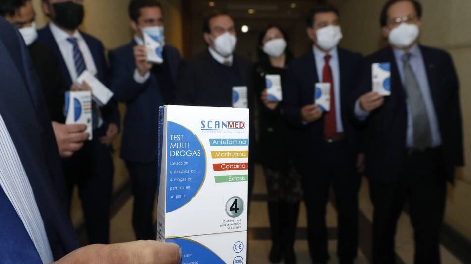 El próximo lunes 26 de septiembre se conocerán los resultados de los primeros test de drogas realizados a algunas diputadas y diputados del país, para dar cumplimiento al nuevo reglamente de la Cámara Baja.
Los resultados serán enviados en un mensaje codificado al secretario general de la Cámara de Diputadas y Diputados, Miguel Landeros, quien retomará sus funciones el lunes, ya que se encuentra de vacaciones.
En una primera etapa, 78 parlamentarios fueron seleccionados a través de un sorteo para realizarse el examen de carácter obligatorio hasta el 30 de agosto, los que fueron efectuados por el Laboratorio de Análisis de Antidoping y Drogas de Abuso de la Universidad de Chile.
El segundo grupo de diputadas y diputados comenzarán a realizarse el examen de pelo desde la próxima semana.
Se informó que del primer grupo hubo un parlamentario moroso por estar contagiado con covid-19 y otras cinco legisladoras -Marisela Santibáñez, Ana María Gazmuri, Clara Sagardía, Marcela Riquelme y Lorena Fries- presentaron un recurso de protección en contra del test ya que consideran que vulnera sus garantías constitucionales en materia de vida privada y no se harán el examen hasta que los tribunales resuelvan la acción judicial.
Cuando Landeros cuente con los resultados, entregará el detalle de la información a los jefes de las distintas bancadas, pero sin indicar, en los casos positivos, el tipo de droga.