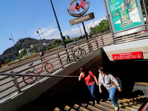 Persona se lanzó a las vías en Línea 1 y Metro pide ayuda a servicios de Transantiago tras corte de servicio