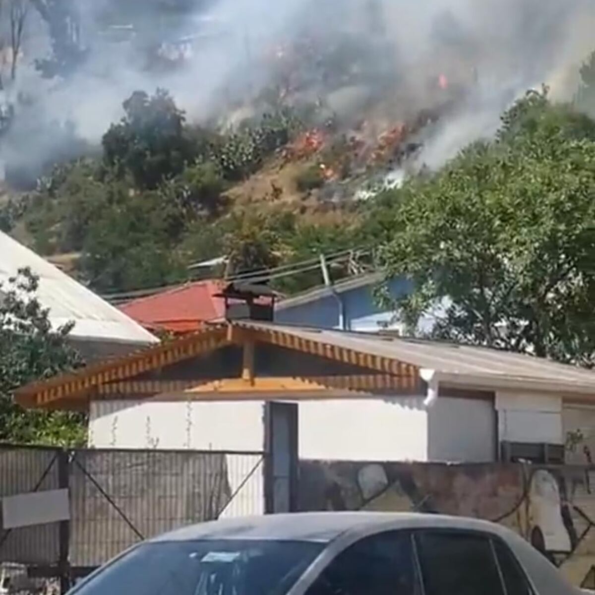 Controlan incendio en San José de Maipo y cancelan Alerta Roja Controlan incendio en San José de Maipo y cancelan Alerta Roja