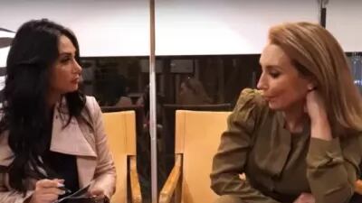 Karen Doggenweiler presentó hoy su renuncia a TVN y llega a Mega. Sí, así. Parece que la animadora escuchó a Raquel Argandoña y decidió darle un giro tremendo a su carrera. La periodista llegó en 1991 al canal estatal y desde ahí ha sido su casa televisiva.