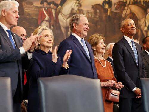 Experta en lectura de labios reveló lo que Barack Obama le comentó a George Bush en la toma de posesión de Trump