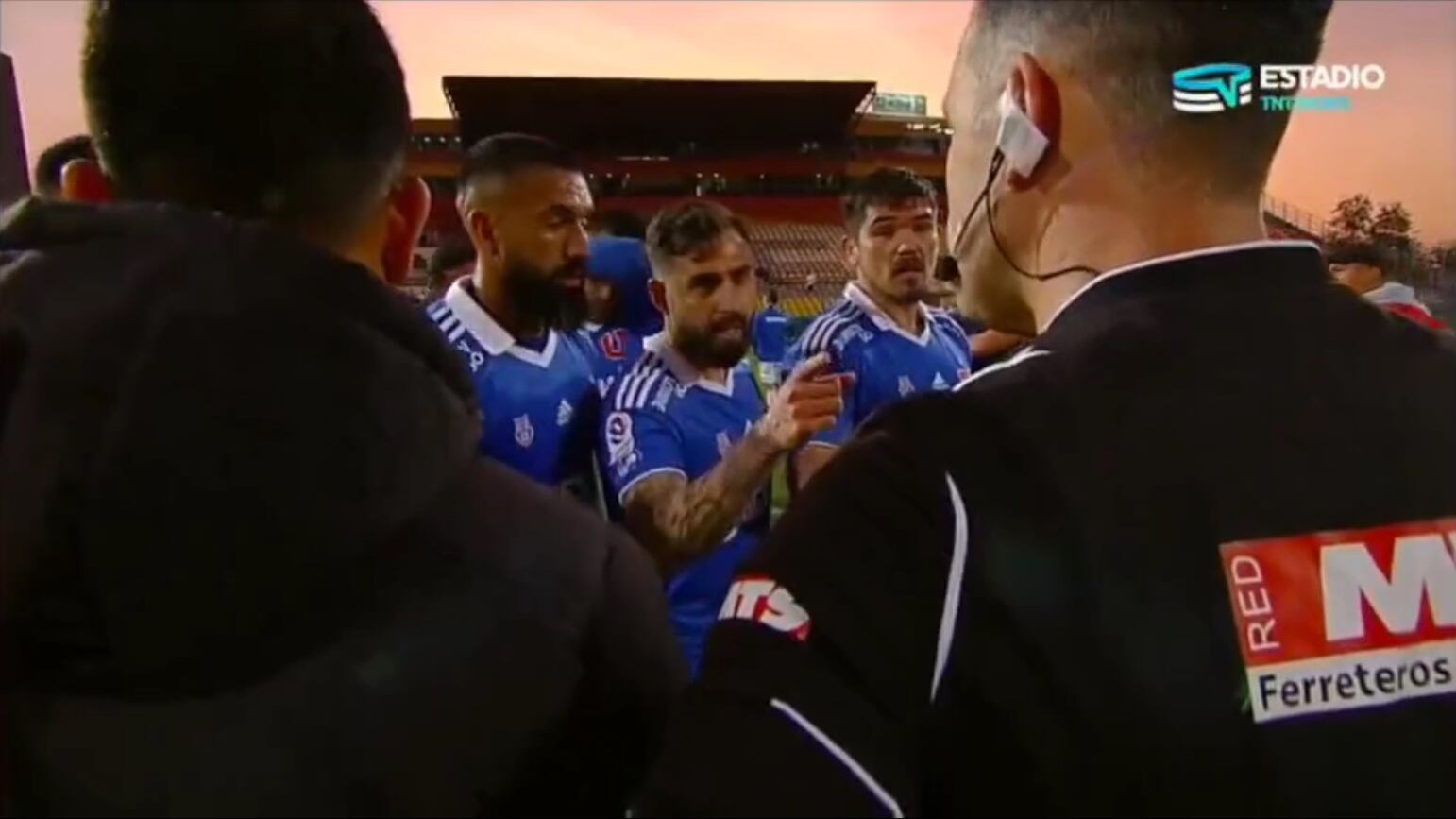 Luis Felipe Gallegos increpando a Ángelo Hermosilla
