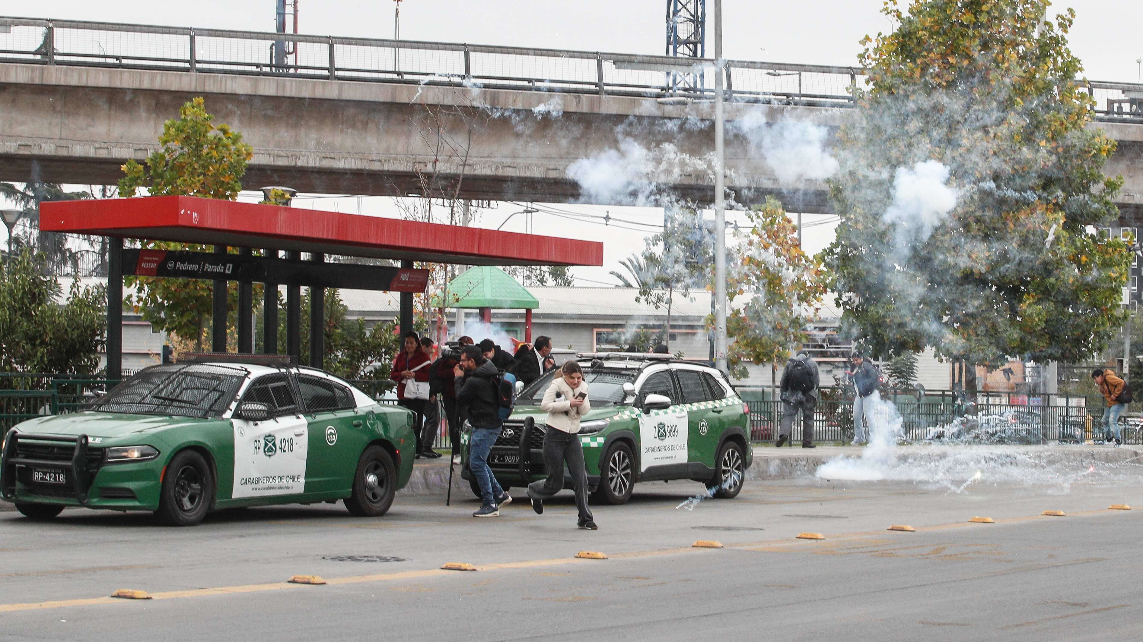 Estadio Monumental después de los incidentes | 11 DE ABRIL DE 2025 / SANTIAGO
Manifestación de hinchas en las afueras del Estadio Monumental luego de los incidentes durante la previa del encuentro entre Colo-Colo vs Fortaleza donde fallecieron dos hinchas del equipo albo
FOTO: DIEGO MARTIN / AGENCIAUNO