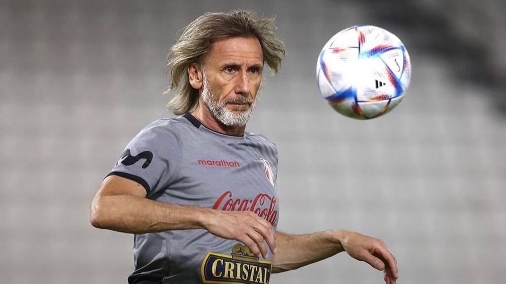 El abogado del entrenador argentino expuso esta semana las condiciones que se deben dar para iniciar posibles negociaciones con la ANFP para una eventual llegada a la banca de la selección chilena.