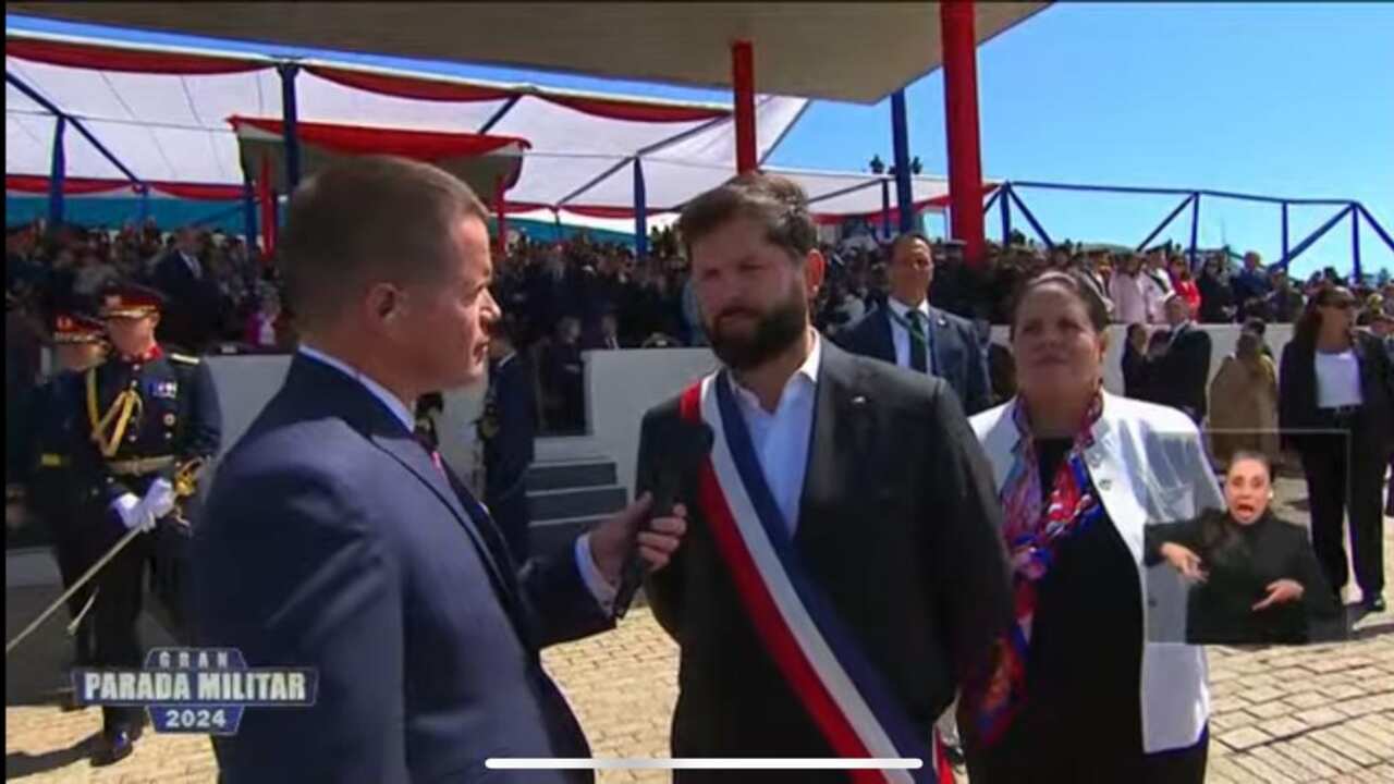 “¿Cuándo veremos al Ejército en labores de seguridad?”. Esa fue la pregunta que le realizó el periodista Davor Gjuranovic al Presidente Gabriel Boric tras finalizar la Parada Militar 2024 en el Parque O´Higgins. Consulta que tuvo una rotunda respuesta de parte del Mandatario.
“Las Fuerzas Armadas hoy día están cumpliendo un rol tremendamente importante en las fronteras. Y las Fuerzas Armadas no están entrenadas para ser policías y eso lo sabe todo el espectro político”, respondió, indicando que lo mismo concuerda el Comandante del Ejército.
Además, agregó que “Carabineros tiene la labor policial, el Ejército tiene que prestar respaldo en algunas ocasiones, como lo está haciendo hoy día en las fronteras y en la zona sur, pero eso es una excepcionalidad”, recalcó.
Pero, el periodista insistió si nunca podrían ayudar a las policías a luchar contra el crimen organizado, a lo que Boric reiteró que “yo jamás descarto el uso de mis atribuciones constitucionales. Vamos a estar atentos a los requisitos, pero hoy día estamos fortaleciendo a Carabineros”, dijo destacando las mejoras que han realizado a la Institución, junto que recordar sobre el proyecto de Ley que comprometió en la última Cuenta Pública.
“Una asignación de riesgo que en la práctica significa aumentar en un sueldo al mes el sueldo de los Carabineros. Yo confío en las policías”, señaló.