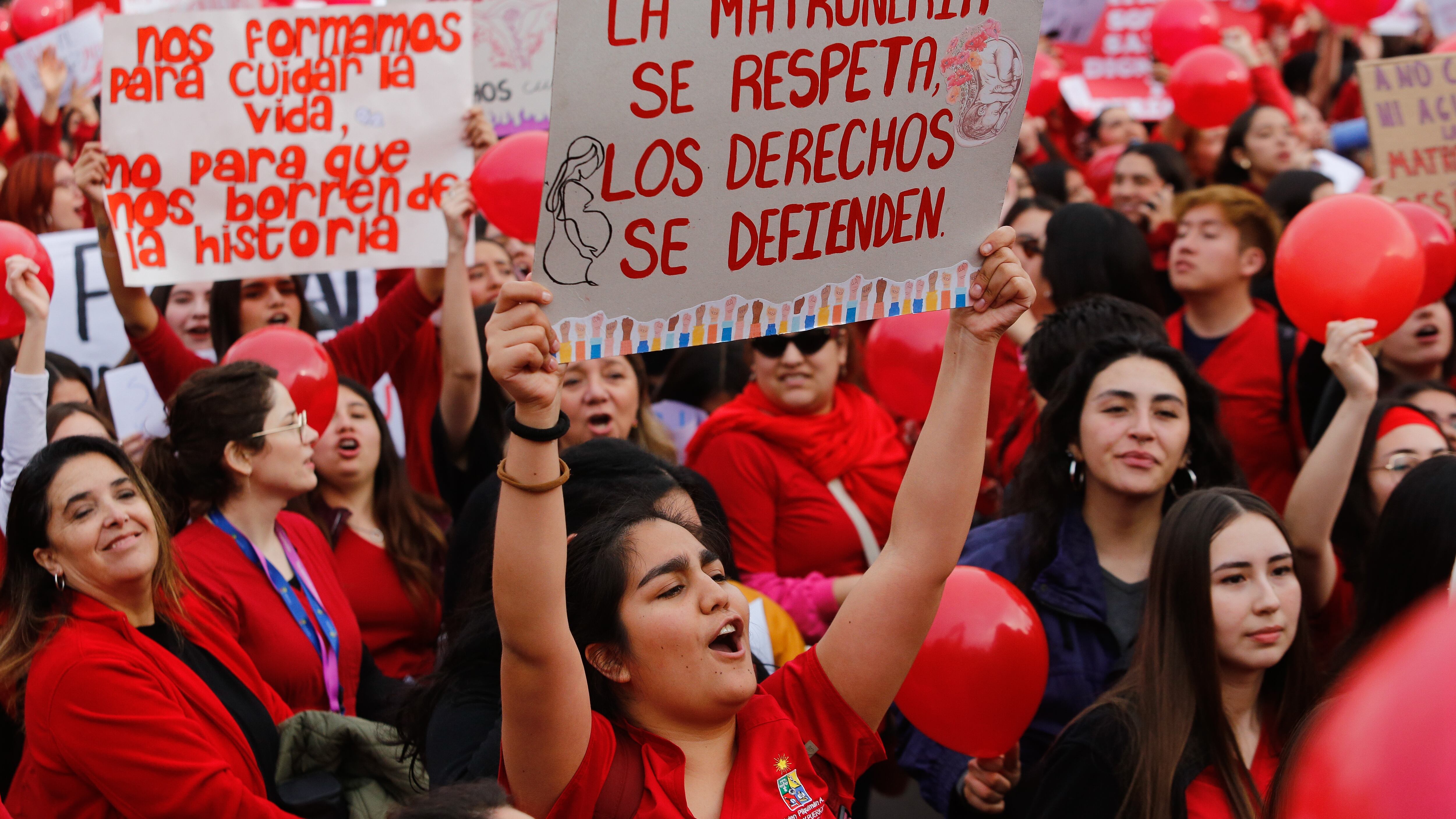 Matronas se manifiestan fuera de La Moneda | 23 DE MAYO DE 2025 / SANTIAGO
El Presidente Gabriel Boric sale a la Plaza de la
ciudadanía para encontrarse con las Matronas que realizan una manifestación frente al Palacio de La Moneda
FOTO: DIEGO MARTIN / AGENCIAUNO