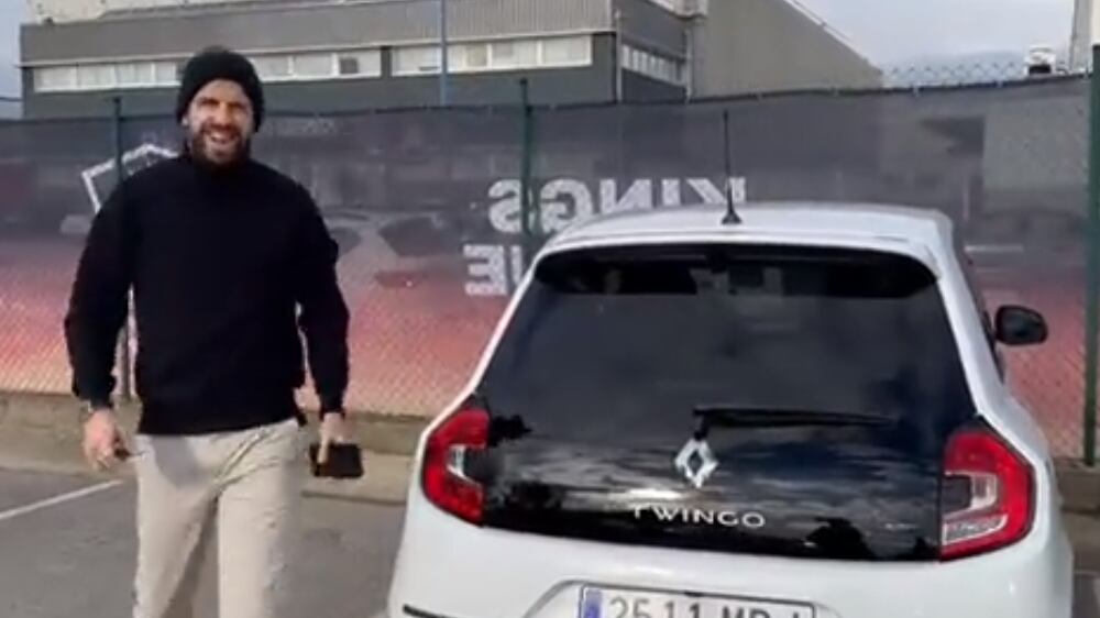 La novela de la separación de Shakira y Gerard Piqué tiene más capítulos por delante. La canción que le dedicó la artista colombiana a su ex pareja en la sesión con Bizarrap reavivó el fuego y la bronca por una relación de 12 años que se terminó por la infidelidad del ex futbolista del Barcelona. En medio de los mensajes e indirectas, se vio un detalle oculto en la patente del Renault Twingo blanco con el que el español llegó el domingo al evento de la Kings League que contó con la participación del Kun Agüero.