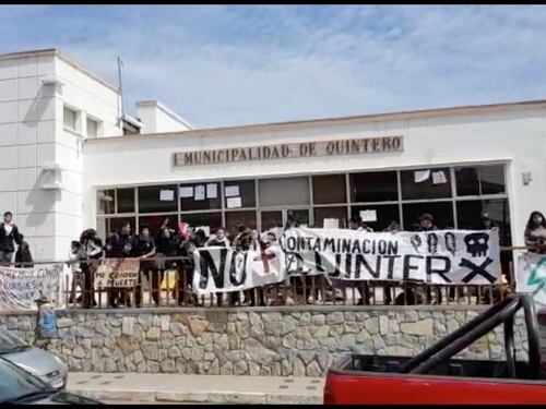 Crisis ambiental: estudiantes vuelven a irrumpir en la municipalidad de Quintero