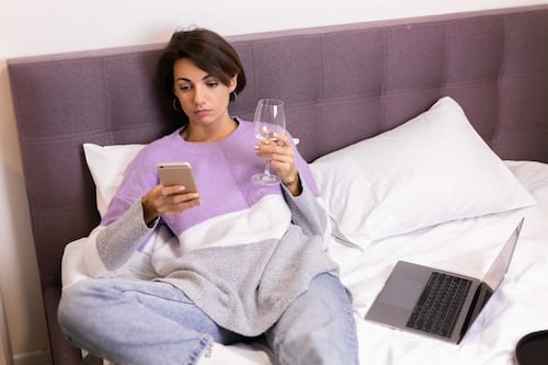¿Necesitas tomar una copita para ir a dormir? Especialistas advierten sobre esta práctica que ha ido en aumento