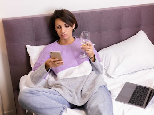 ¿Necesitas tomar una copita para ir a dormir? Especialistas advierten sobre esta práctica que ha ido en aumento