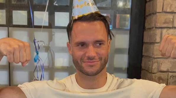 Al estilo carioca: Fabio Agostini celebra sus 35 años en pleno Carnaval de Río de Janeiro.