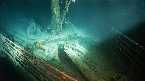 Un ancla de repuesto se encuentra en su pozo en la proa del Titanic naufragado.