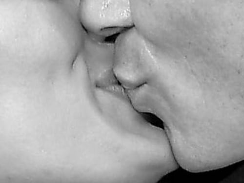 Violenta despedida: mujer intentó arrancarle la lengua a su ex novio durante el último beso después de terminar la relación