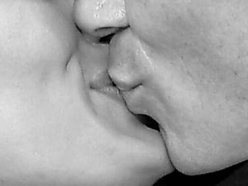 Violenta despedida: mujer intentó arrancarle la lengua a su ex novio durante el último beso después de terminar la relación