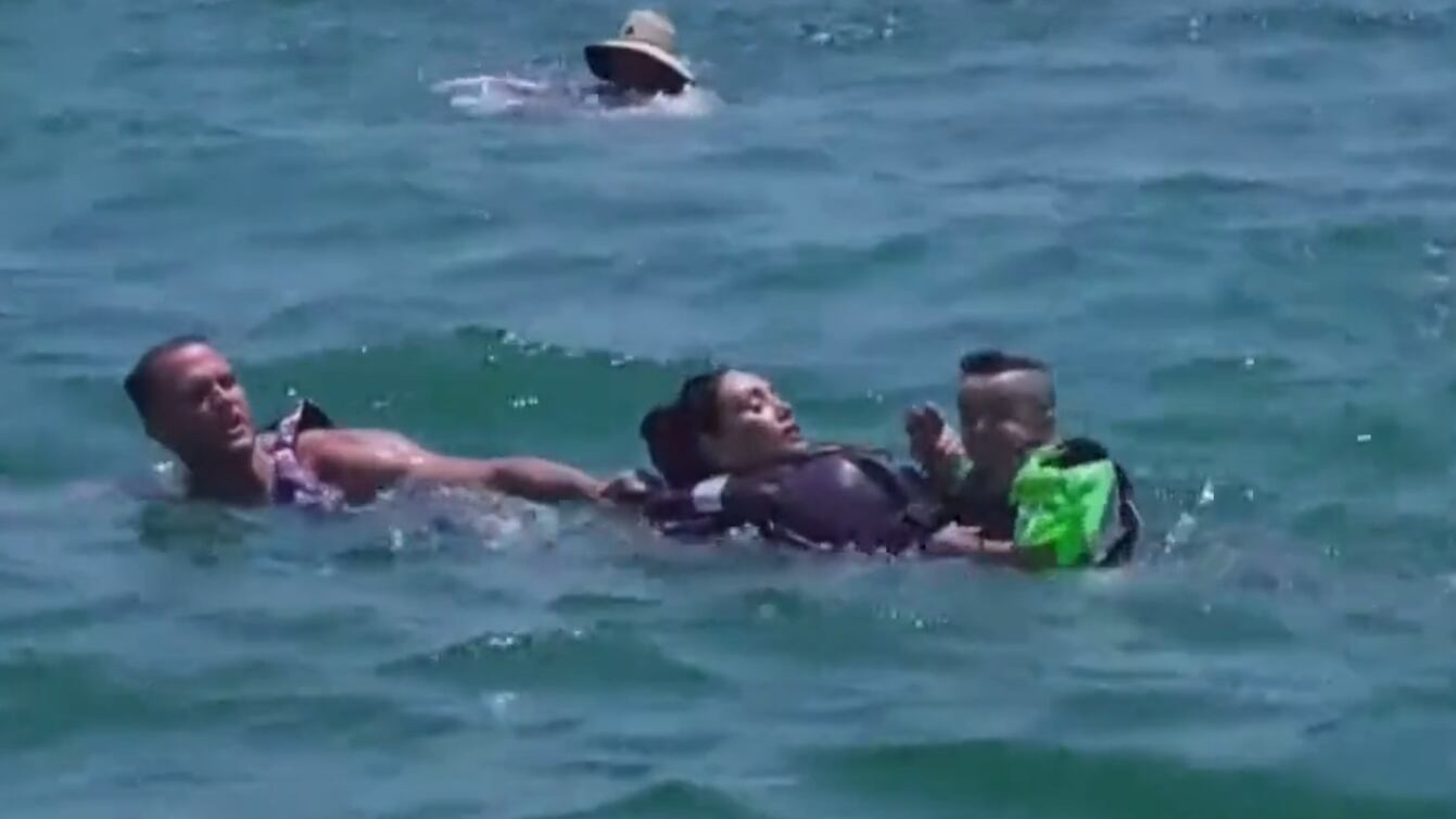 En el debut de Tierra Brava uno de los participantes que se robó todas las miradas fue Hans Christian Malpartida, más conocido como Miguelito. El pequeño gigante generó varios momentos icónicos, como cuando ayudó a empujar la carrete en la competencia de equipo o cuando tuvo que llegar a la orilla de la playa, flotando en el mar.
Fue justamente ese instante el que más preocupación causó en su esposa Marlenne Valencia, puesto que el exMorandé con Compañía no sabe nada, ni siquiera flotar, reveló su mujer de hace 13 años.