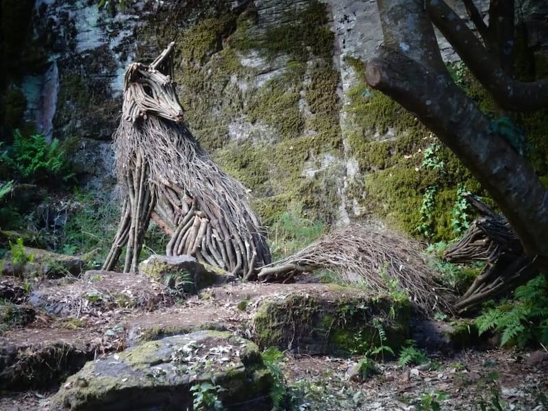 El artista italiano Rodolfo Liprandi, afincado en Polonia, construye esculturas monumentales de animales y criaturas mitológicas utilizando ramas caídas. Foto: Rodolfo Liprandi.