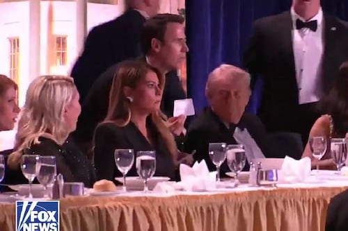 Trump anuncia captura de tirador durante cena en vivo de corresponsales