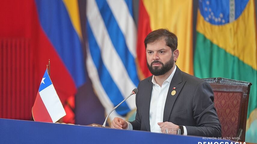 Presidente Gabriel Boric en reunión Democracia Siempre