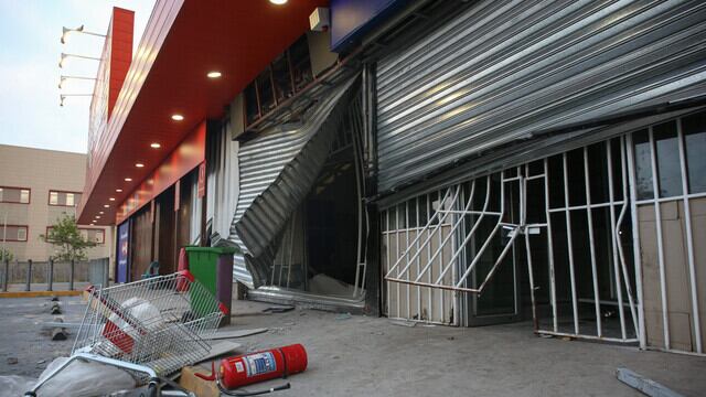 Prisión preventiva para 21 detenidos por saqueos en la zona sur de Santiago