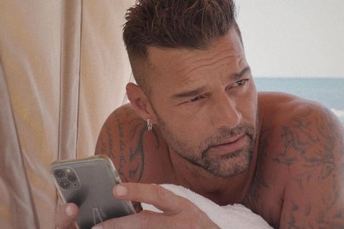 Ricky Martin reaparece en video tras polémica por intervenciones en su rostro
