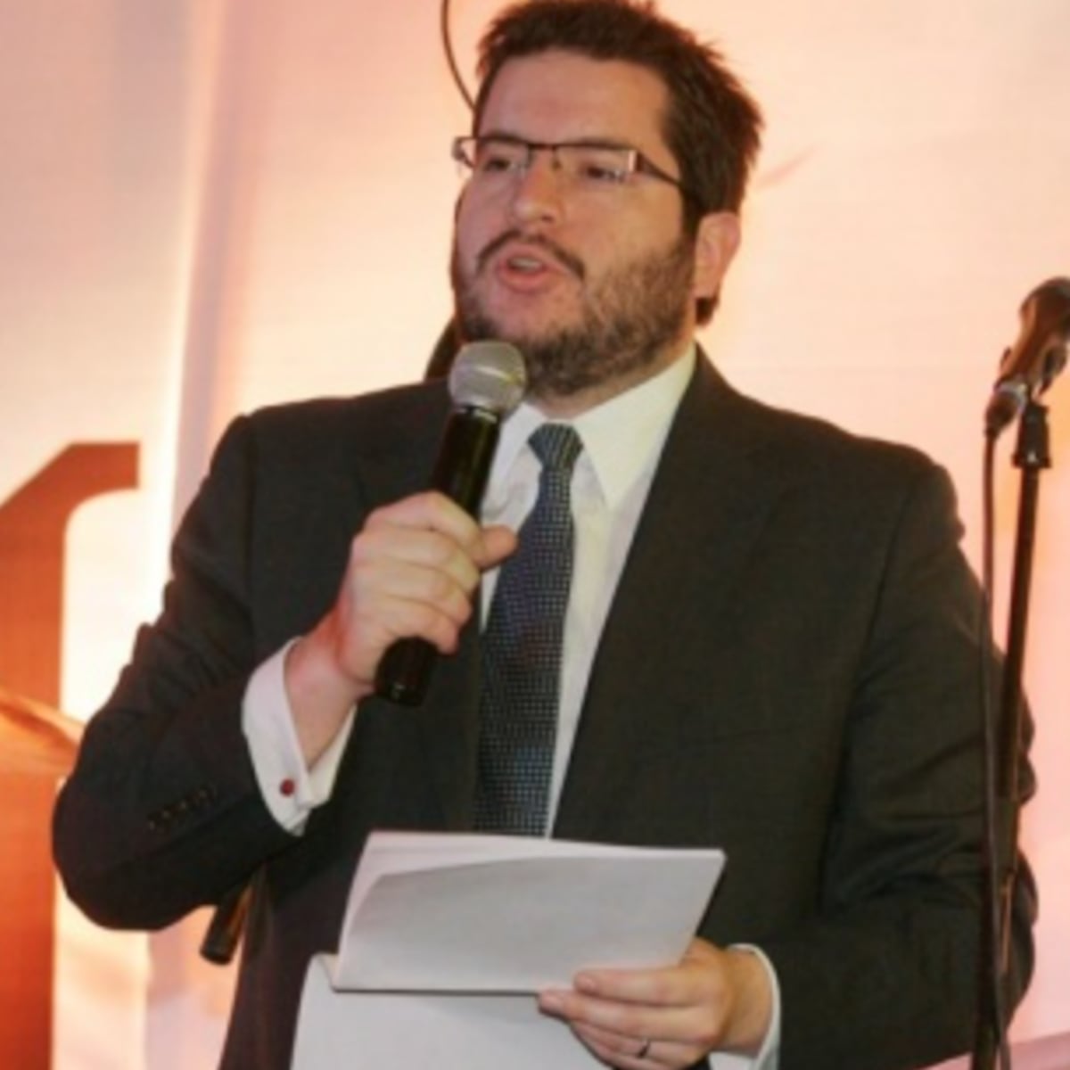 Asesor de Kast responde a críticas por su columna Asesor de Kast responde a críticas por su columna