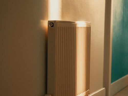Estudio compara sistemas de calefacción y concluye que el gas natural puede ser hasta 70% más económico que la electricidad
