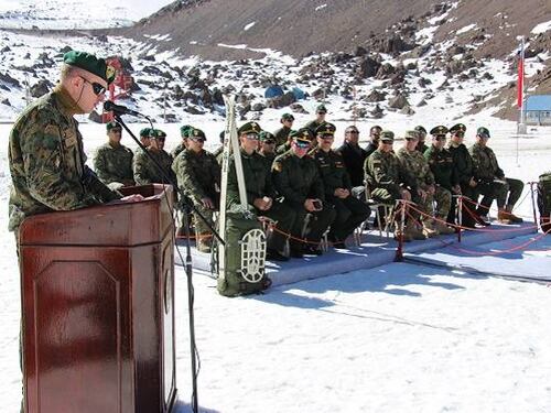 Uniformados de tres países compiten en torneo de esquí militar en Chile