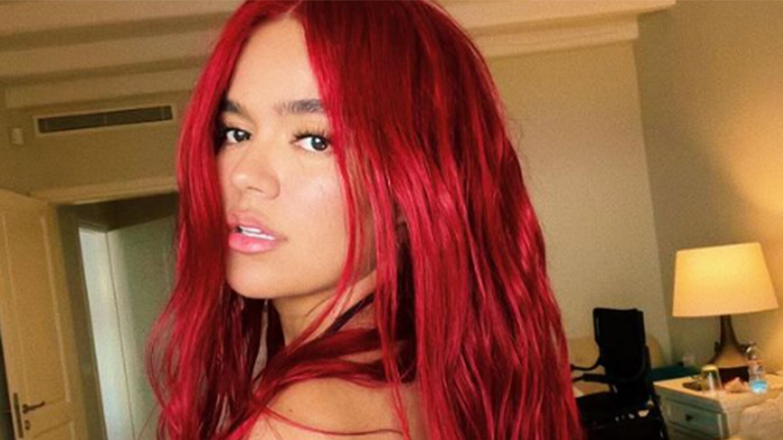 Karol G se cae nuevamente del escenario.