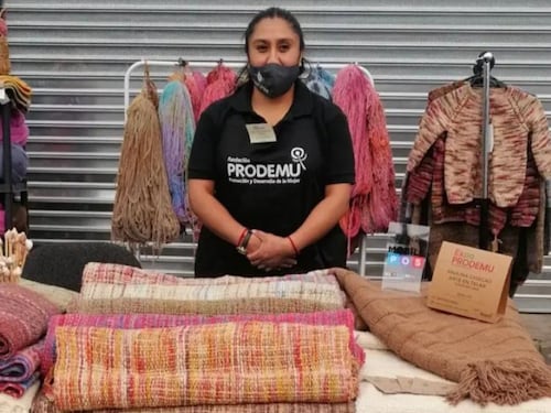 Emprendedora rescata en lana su patrimonio cultural